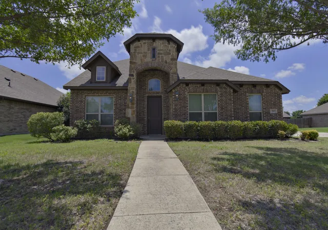 Photo 3 of Sale Pending at 210 Debbie Wy, Red Oak, TX 75154 | MLS# 21291405 | Listing updated on 2026-09-22