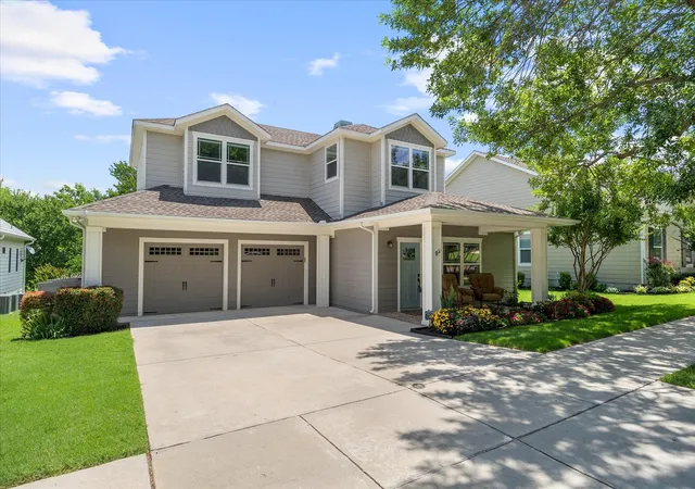 Photo 2 of Sale Pending at 423 Jordan Farm Cir, Rockwall, TX 75087 | MLS# 21296400 | Listing updated on 2026-09-10