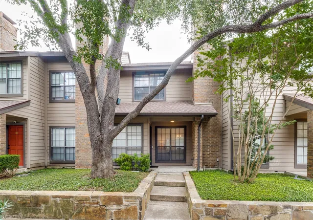 Listing Photo 2 - Condo for sale in building located at 9910 Royal Ln, Dallas, TX 75231 - Unit #505