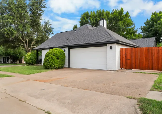 Photo 2 of Single family home for sale at 923 Short Line Blvd, Midlothian, TX 76065 | MLS# 21305484 | Listing updated on 2026-09-14