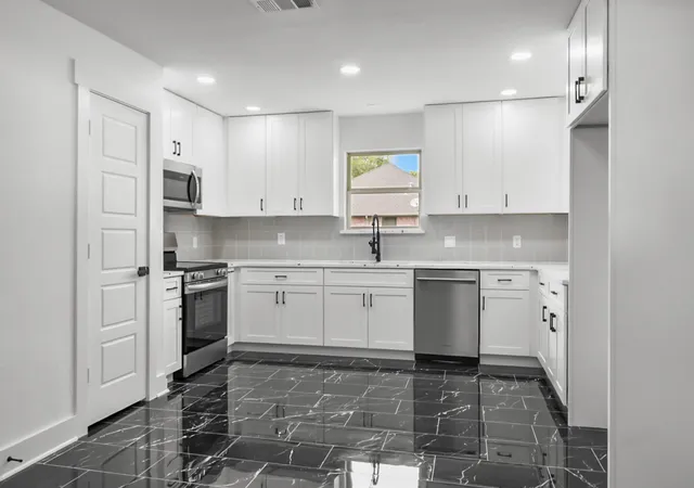 Photo 3 of Single family home for sale at 923 Short Line Blvd, Midlothian, TX 76065 | MLS# 21305484 | Listing updated on 2026-09-14