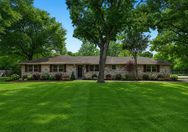 Photo 1 of Single family home for sale at 305 Cockrell Hill Rd, Red Oak, TX 75154 | MLS# 21306110 | Listing updated on 2026-09-09