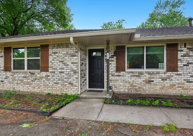 Photo 3 of Single family home for sale at 305 Cockrell Hill Rd, Red Oak, TX 75154 | MLS# 21306110 | Listing updated on 2026-09-09