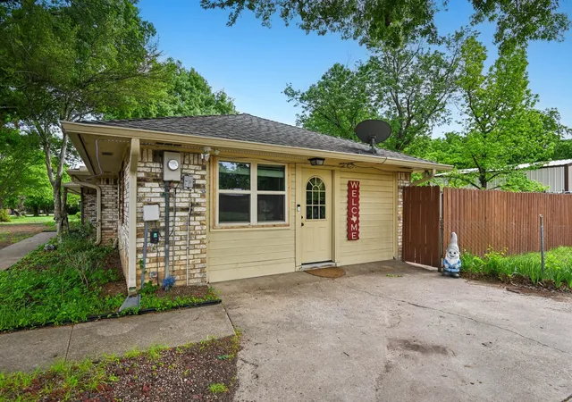 Photo 4 of Single family home for sale at 305 Cockrell Hill Rd, Red Oak, TX 75154 | MLS# 21306110 | Listing updated on 2026-09-09