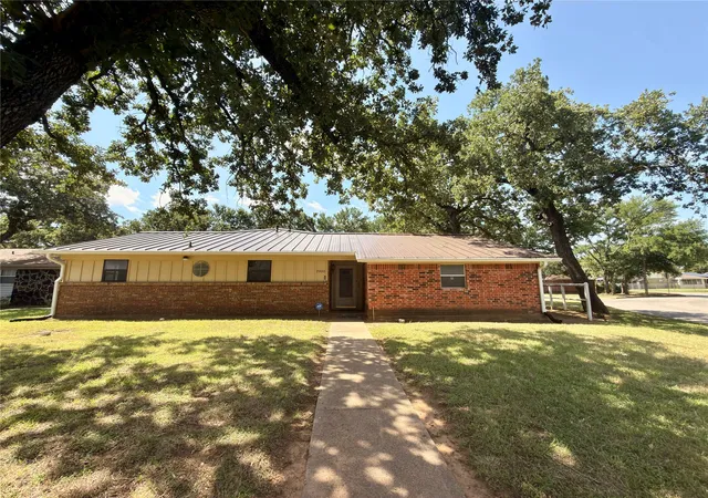 Photo 1 of Single family home for sale at 2900 Se 6th St Se, Mineral Wells, TX 76067 | MLS# 21302743 | Listing updated on 2026-09-14