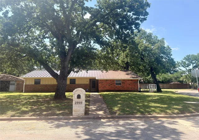 Photo 2 of Single family home for sale at 2900 Se 6th St Se, Mineral Wells, TX 76067 | MLS# 21302743 | Listing updated on 2026-09-14
