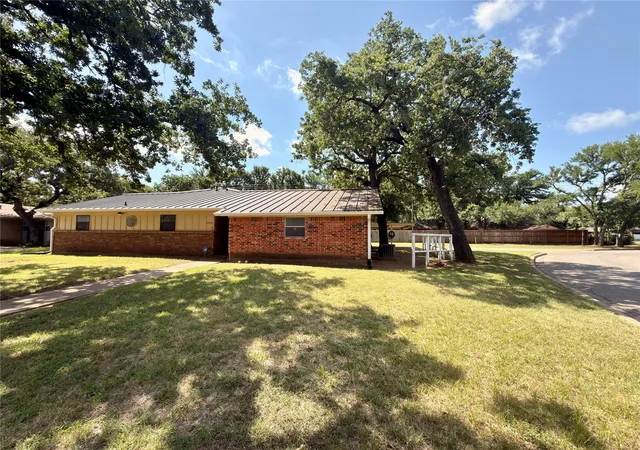 Photo 3 of Single family home for sale at 2900 Se 6th St Se, Mineral Wells, TX 76067 | MLS# 21302743 | Listing updated on 2026-09-14