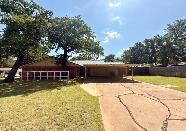 Photo 3 of Single family home for sale at 2900 Se 6Th St Se, Mineral Wells, TX 76067 | MLS# 21302743 | Listing updated on 2026-09-14