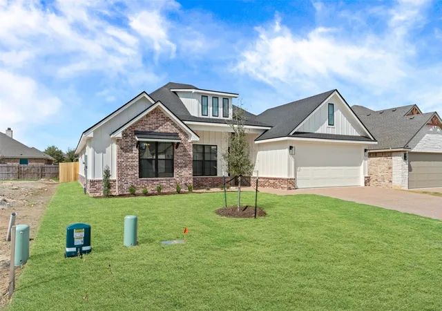 Photo 2 of Sale Pending at 9820 Durango Trl, Waco, TX 76712 | MLS# 21305887 | Listing updated on 2026-09-08