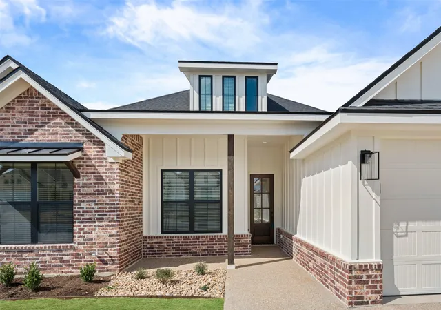 Photo 3 of Sale Pending at 9820 Durango Trl, Waco, TX 76712 | MLS# 21305887 | Listing updated on 2026-09-08