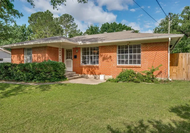 Photo 2 of Single family home for sale at 2615 Glenwood Ln, Denton, TX 76209 | MLS# 21283766 | Listing updated on 2026-09-10