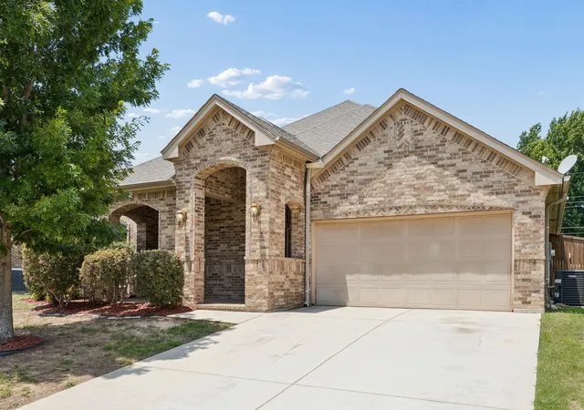 Photo 2 of Single family home for sale at 425 Corriente Trl, Azle, TX 76020 | MLS# 21295707 | Listing updated on 2026-09-30