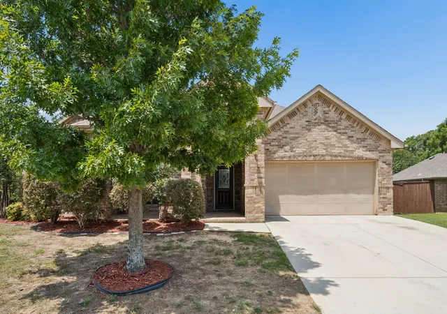 Photo 3 of Single family home for sale at 425 Corriente Trl, Azle, TX 76020 | MLS# 21295707 | Listing updated on 2026-09-30