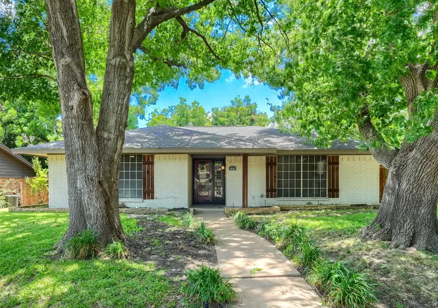 Single family home for sale at 4049 Alicante Ave, Fort Worth, TX 76133 | MLS# 21298676