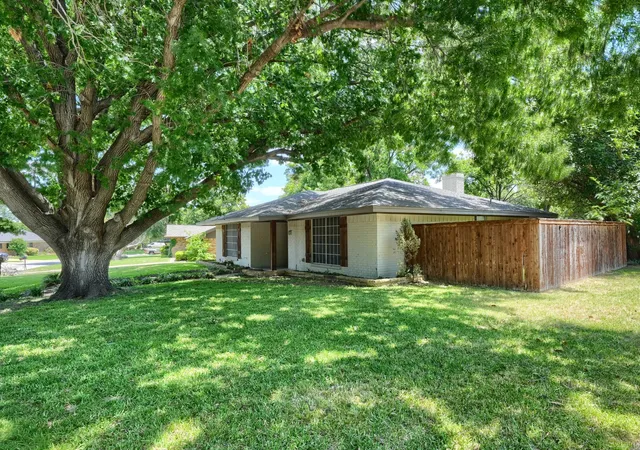 Photo 2 of Single family home for sale at 4049 Alicante Ave, Fort Worth, TX 76133 | MLS# 21298676 | Listing updated on 2026-09-10
