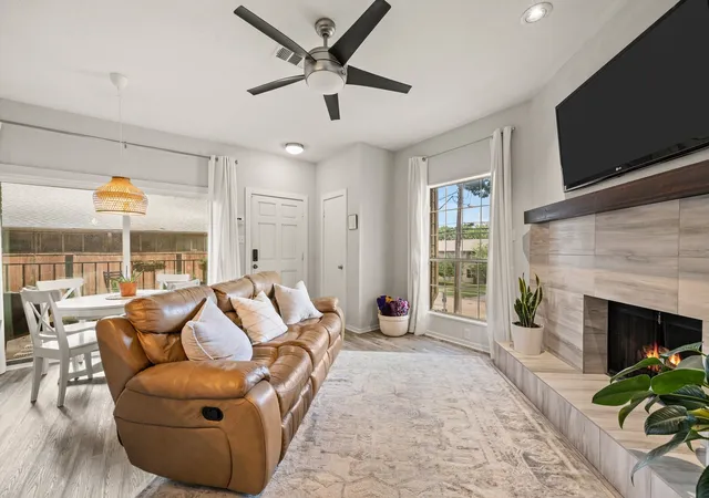 Listing Photo 3 - Condo for sale in building located at 5740 Martel Ave, Dallas, TX 75206 - Unit #A13