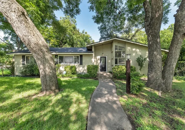 Photo 2 of Single family home for sale at 2500 N 42nd St, Waco, TX 76710 | MLS# 21306809 | Listing updated on 2026-10-01