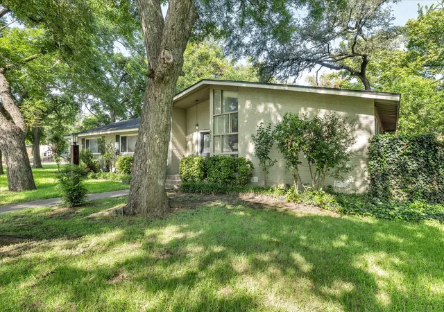 Photo 3 of Single family home for sale at 2500 N 42nd St, Waco, TX 76710 | MLS# 21306809 | Listing updated on 2026-10-01