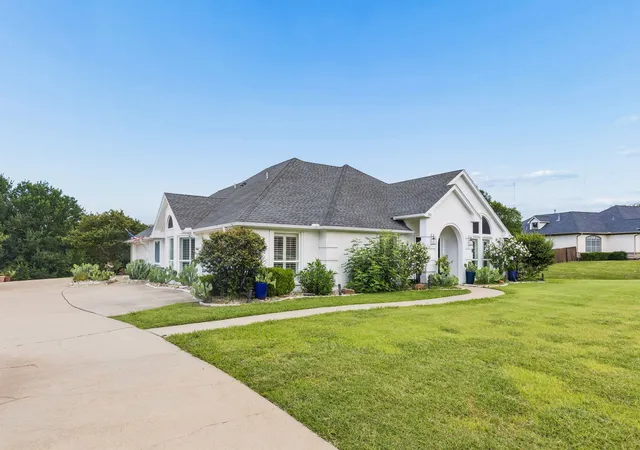 Photo 2 of Sale Pending at 2855 Sonterra Dr, Cedar Hill, TX 75104 | MLS# 21304608 | Listing updated on 2026-09-11