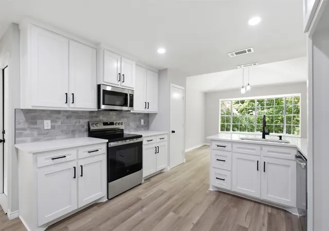 Photo 1 of Single family home for sale at 210 Squirebrook Dr, De Soto, TX 75115 | MLS# 21303917 | Listing updated on 2026-09-10