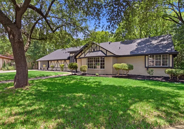 Photo 3 of Single family home for sale at 210 Squirebrook Dr, De Soto, TX 75115 | MLS# 21303917 | Listing updated on 2026-09-10