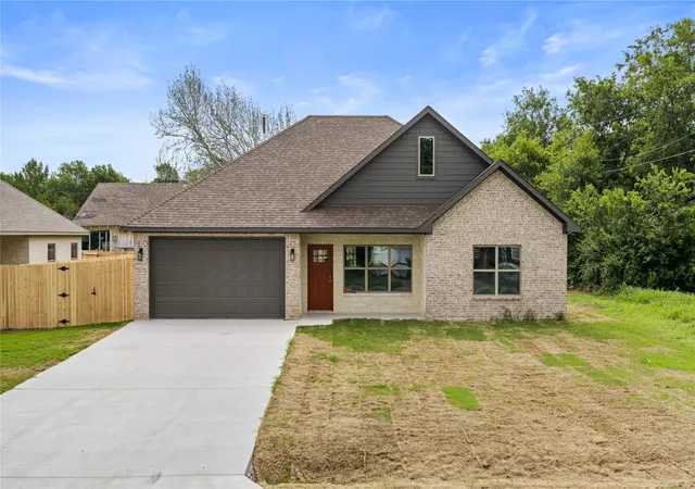 Photo 1 of Single family home for sale at 106 N Lackey St, Whitewright, TX 75491 | MLS# 21307524 | Listing updated on 2026-09-09