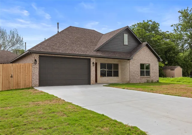 Photo 2 of Single family home for sale at 106 N Lackey St, Whitewright, TX 75491 | MLS# 21307524 | Listing updated on 2026-09-09