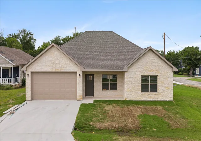 Photo 1 of Single family home for sale at 209 W Bonham St, Whitewright, TX 75491 | MLS# 21307587 | Listing updated on 2026-09-09