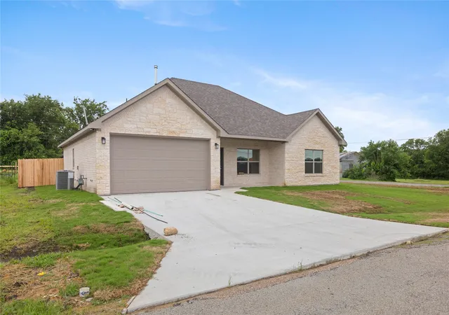 Photo 2 of Single family home for sale at 209 W Bonham St, Whitewright, TX 75491 | MLS# 21307587 | Listing updated on 2026-09-09