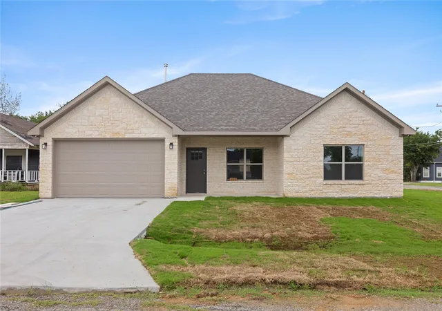 Photo 3 of Single family home for sale at 209 W Bonham St, Whitewright, TX 75491 | MLS# 21307587 | Listing updated on 2026-09-09