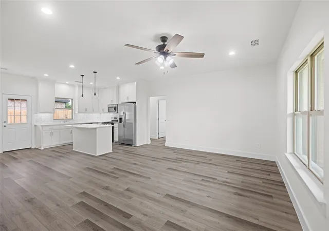 Photo 4 of Single family home for sale at 209 W Bonham St, Whitewright, TX 75491 | MLS# 21307587 | Listing updated on 2026-10-03