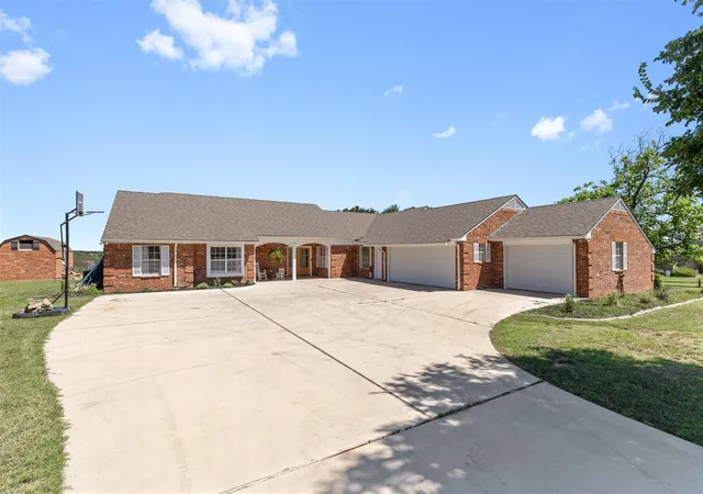 Photo 4 of Single family home for sale at 19 Spring Hollow, Brownwood, TX 76801 | MLS# 21307238 | Listing updated on 2026-09-14