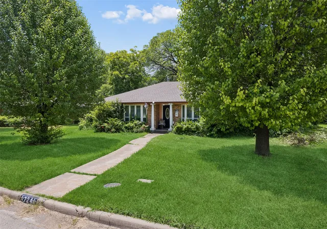 Photo 2 of Single family home for sale at 724 W Five Mile Pkwy, Dallas, TX 75224 | MLS# 21304476 | Listing updated on 2026-09-14