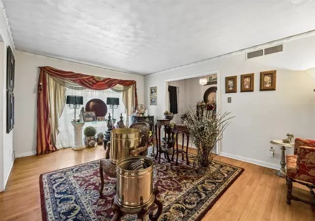 Photo 4 of Single family home for sale at 724 W Five Mile Pkwy, Dallas, TX 75224 | MLS# 21304476 | Listing updated on 2026-09-14