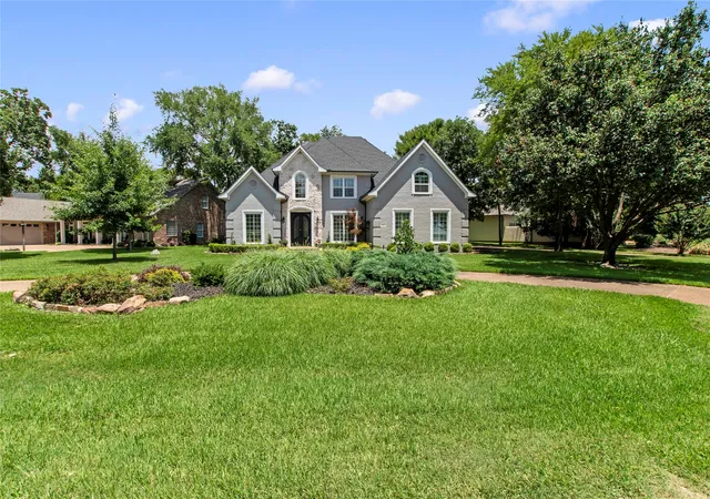 Photo 2 of Single family home for sale at 301 Saint Andrews Dr, Mabank, TX 75156 | MLS# 21299217 | Listing updated on 2026-09-10