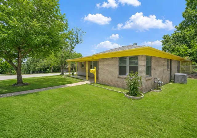 Photo 3 of Single family home for sale at 4028 Shawnee Trl, Fort Worth, TX 76135 | MLS# 21307778 | Listing updated on 2026-09-08