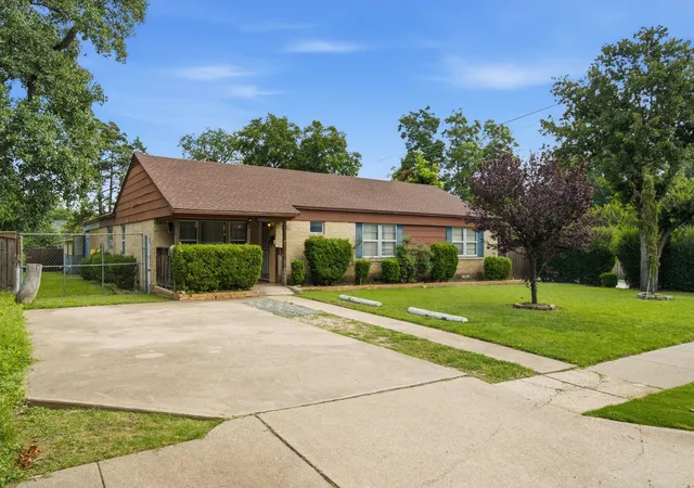 Photo 3 of Single family home for sale at 605 W 8th St, Irving, TX 75060 | MLS# 21307055 | Listing updated on 2026-09-09