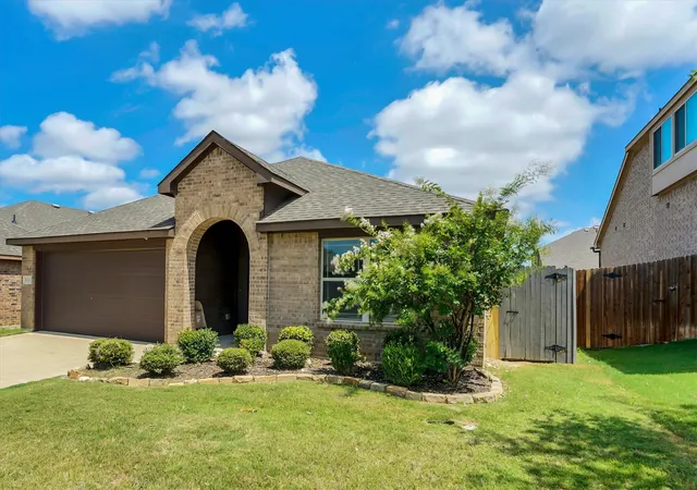Photo 3 of Single family home for sale at 816 Oriel Cir, Crowley, TX 76036 | MLS# 21308197 | Listing updated on 2026-10-20