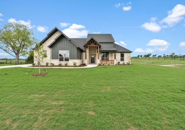 Photo 1 of Sale Pending at 440 Paradise Ridge Dr, Waxahachie, TX 75167 | MLS# 21308275 | Listing updated on 2026-09-09