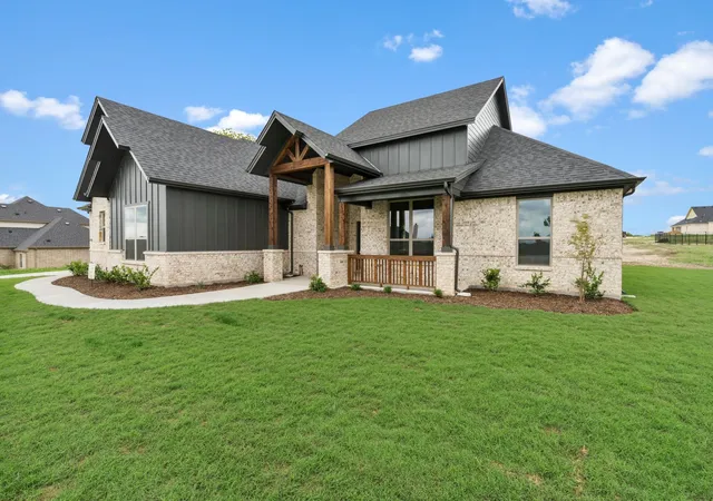 Photo 2 of Sale Pending at 440 Paradise Ridge Dr, Waxahachie, TX 75167 | MLS# 21308275 | Listing updated on 2026-09-09