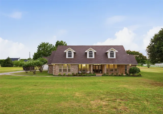 Photo 1 of Single family home for sale at 902 W Pioneer Cir, Argyle, TX 76226 | MLS# 21307190 | Listing updated on 2026-10-04