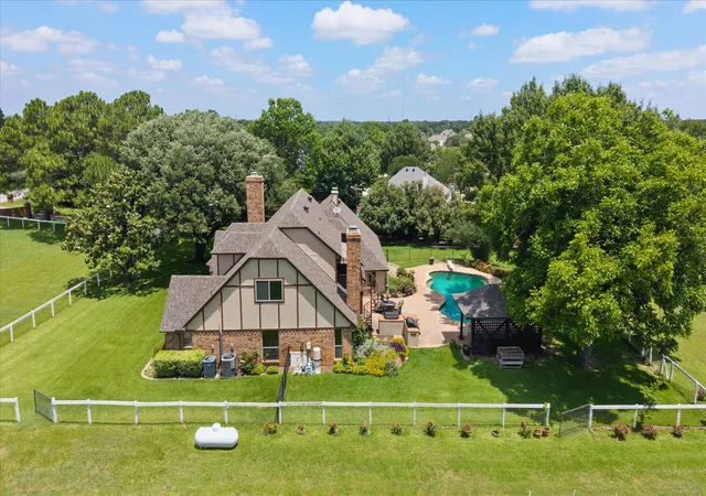 Photo 1 of Single family home for sale at 8111 Russell Curry Rd, Arlington, TX 76001 | MLS# 21296019 | Listing updated on 2026-09-15