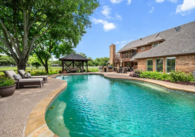 Photo 2 of Single family home for sale at 8111 Russell Curry Rd, Arlington, TX 76001 | MLS# 21296019 | Listing updated on 2026-09-15