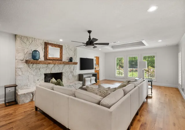 Photo 3 of Single family home for sale at 8111 Russell Curry Rd, Arlington, TX 76001 | MLS# 21296019 | Listing updated on 2026-09-15