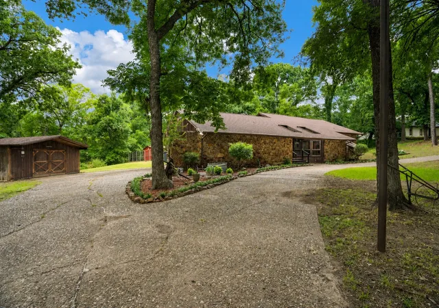 Photo 1 of Single family home for sale at 207 Shadowwood Trl, Red Oak, TX 75154 | MLS# 21308556 | Listing updated on 2026-09-10