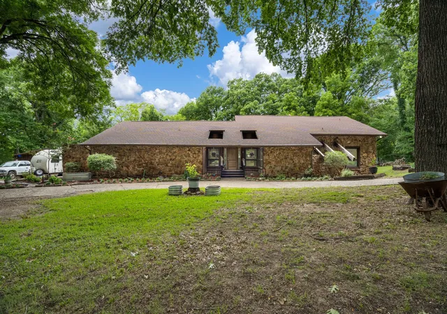 Photo 2 of Single family home for sale at 207 Shadowwood Trl, Red Oak, TX 75154 | MLS# 21308556 | Listing updated on 2026-09-10