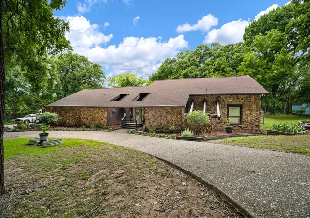 Photo 3 of Single family home for sale at 207 Shadowwood Trl, Red Oak, TX 75154 | MLS# 21308556 | Listing updated on 2026-09-10