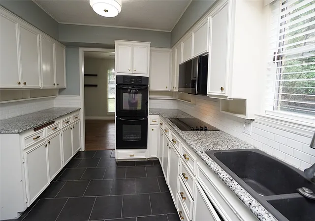Photo 3 of Sale Pending at 606 Queens Rd, Denison, TX 75020 | MLS# 21308638 | Listing updated on 2026-09-12