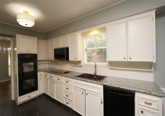 Photo 4 of Sale Pending at 606 Queens Rd, Denison, TX 75020 | MLS# 21308638 | Listing updated on 2026-09-12