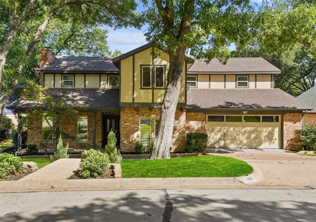 Photo 2 of Single family home for sale at 1404 Creekford Dr, Arlington, TX 76012 | MLS# 21301551 | Listing updated on 2026-09-20